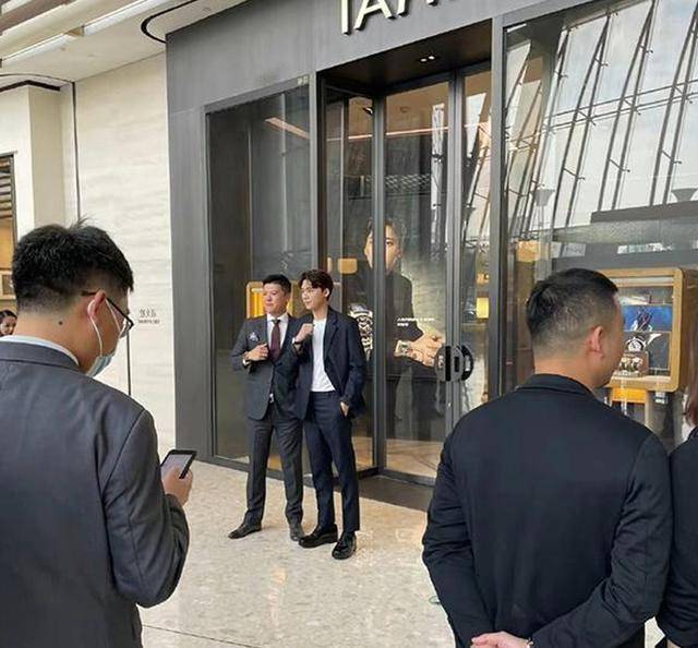 他是身高185cm的大帅哥,和欢瑞两男神都有合作,屡演男主却不红_路宏