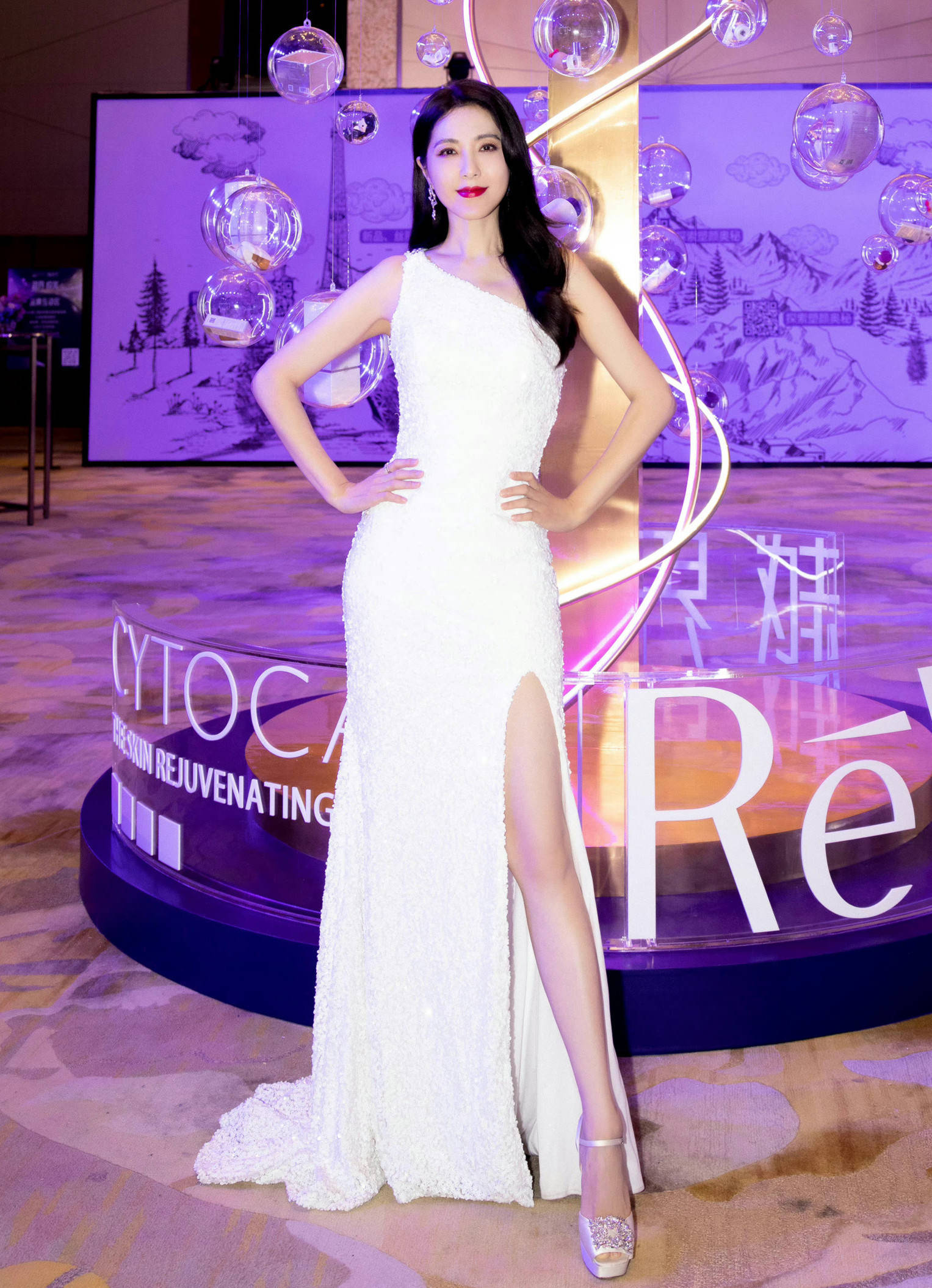 "曾黎"气质太绝了,白色连衣裙高贵还很典雅,好身材一览无遗!