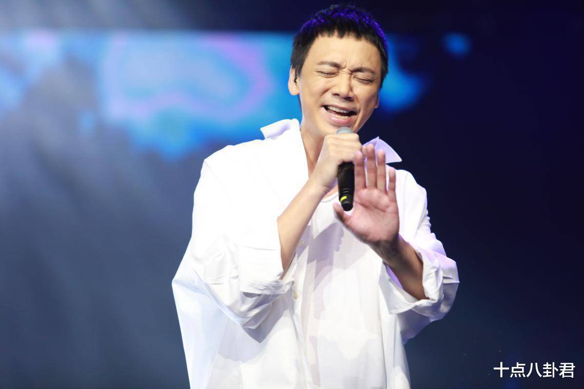 在与weiwei相爱之前,苏见信和女主播张钰凰有过一段恋情,并且生下来一