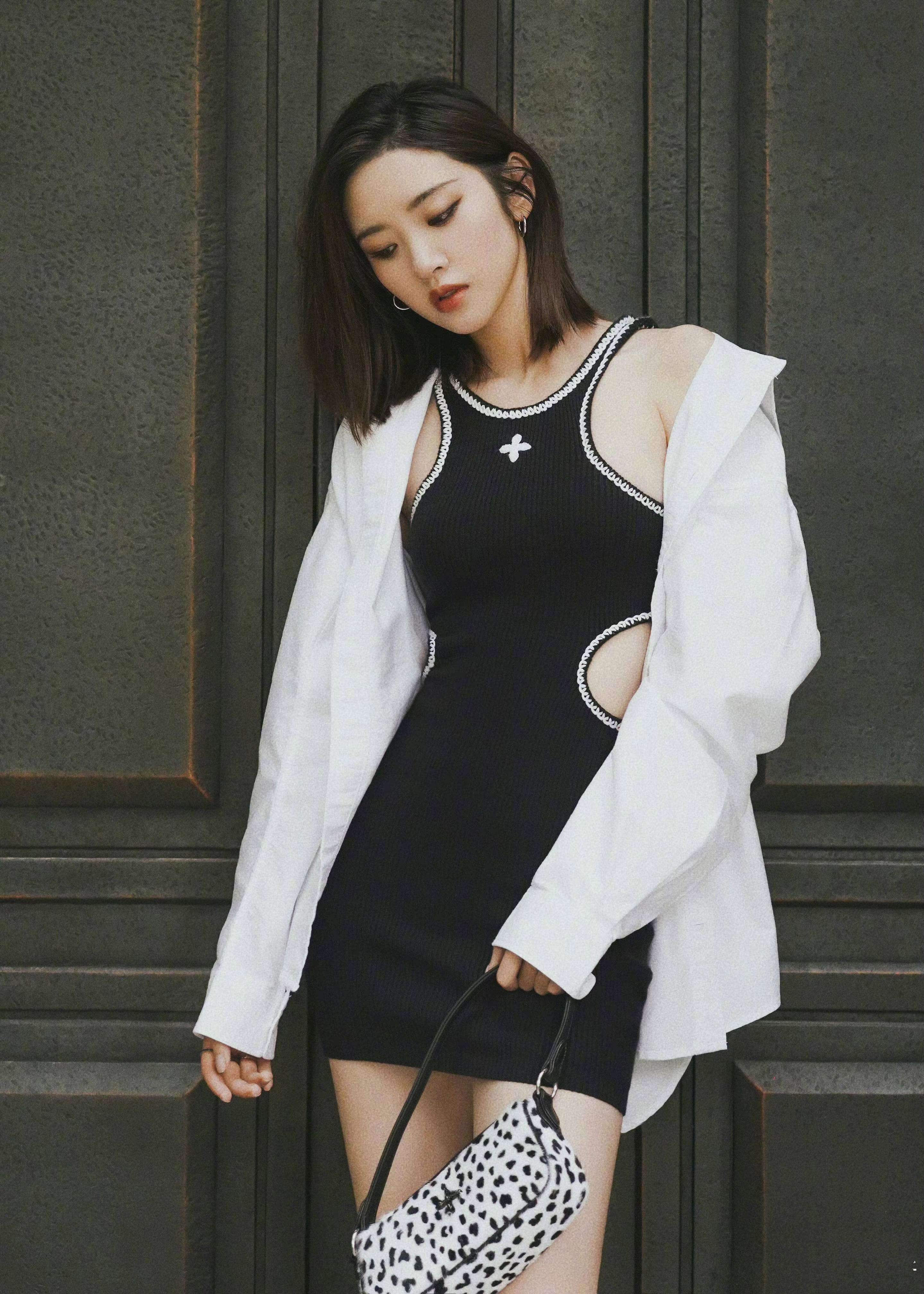 唐艺昕的小身板真耐看,穿"二截式"套裙秀小蛮腰,哪像生过娃?