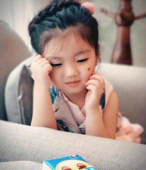 4岁走红的阿拉蕾,被父母过度消费后,如今现状,网友:扼腕叹息_孩子