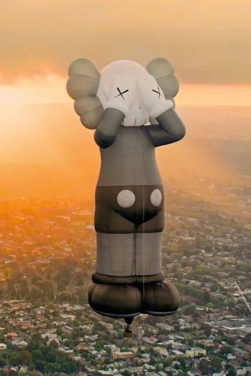 「kaws:holiday」第九站打造 companion 巨型热气球登陆墨尔本