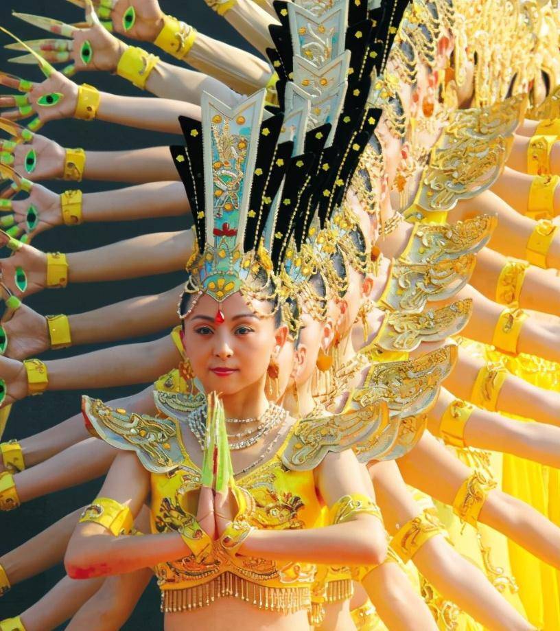 记得千手观音聋哑人邰丽华吗?曾被富商苦追8年,现在过得怎样?