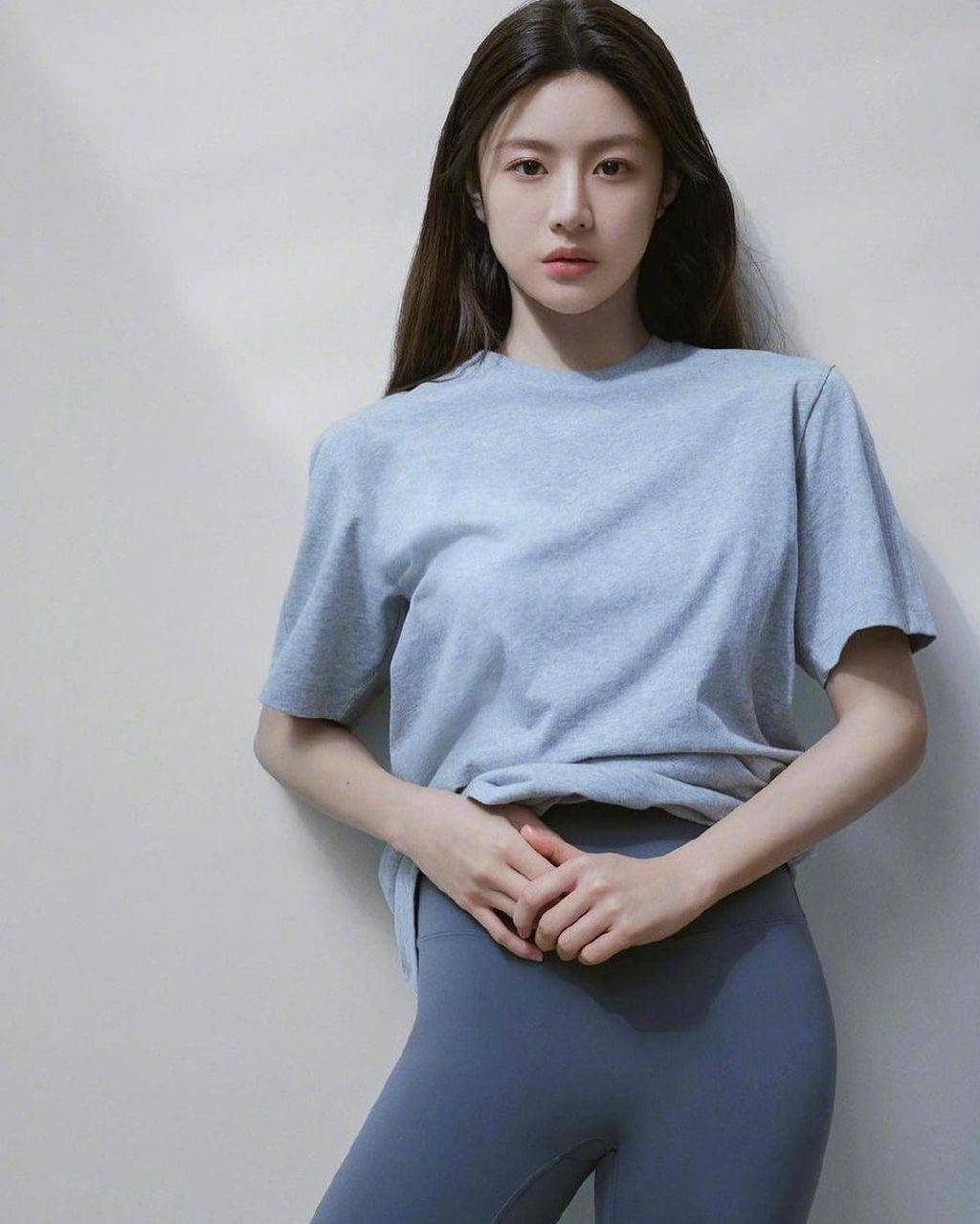 高允真是1996年4月22日出生于韩国,韩国女演员,模特 .