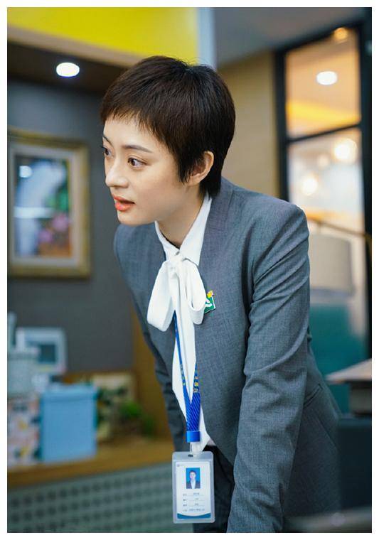 孙俪新戏《安家》气质在线,各种搭配干练有型,现实穿搭也很时尚_西装