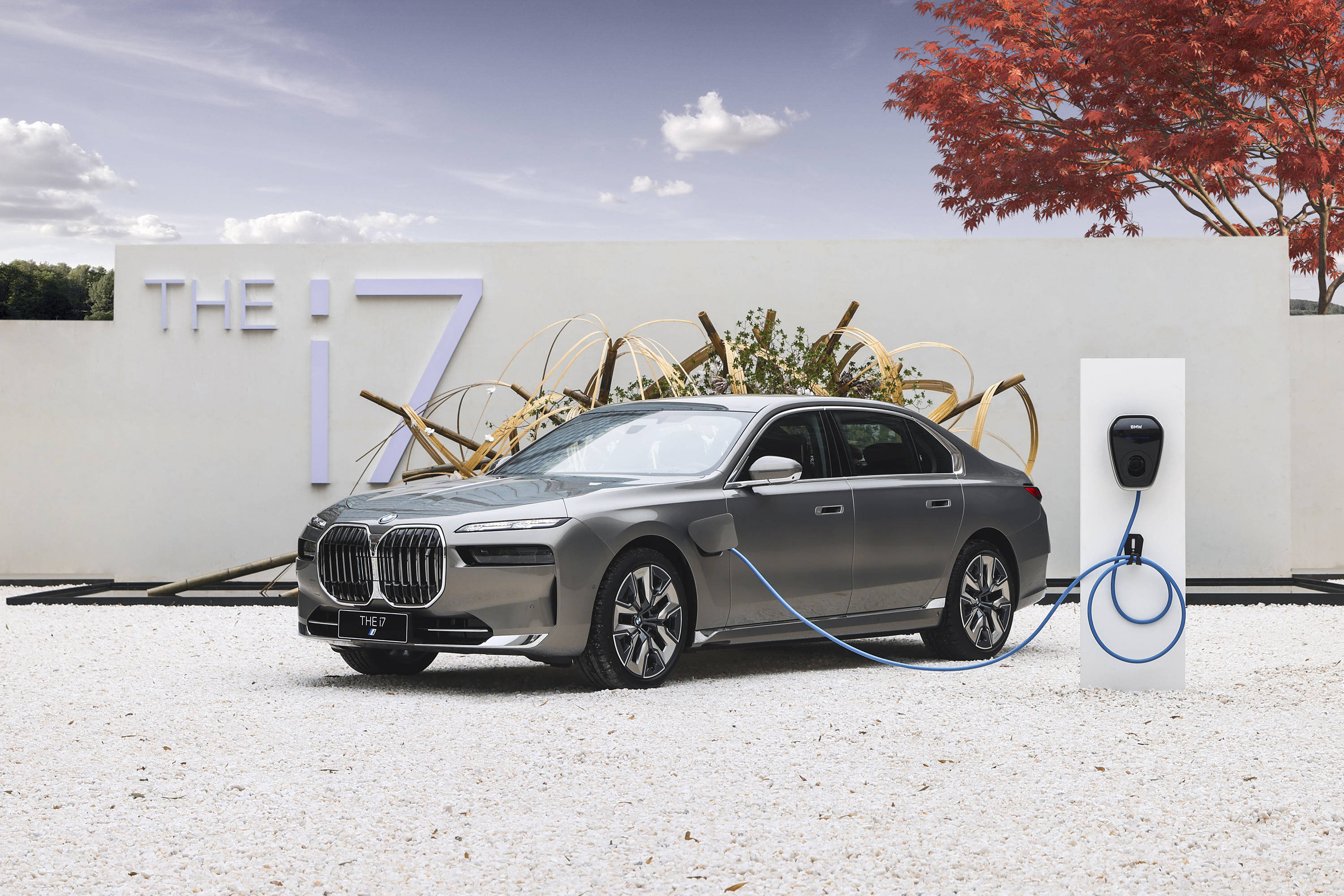 传统旗舰还是电动天花板?31英寸巨幕 一键躺平,首试宝马7系!