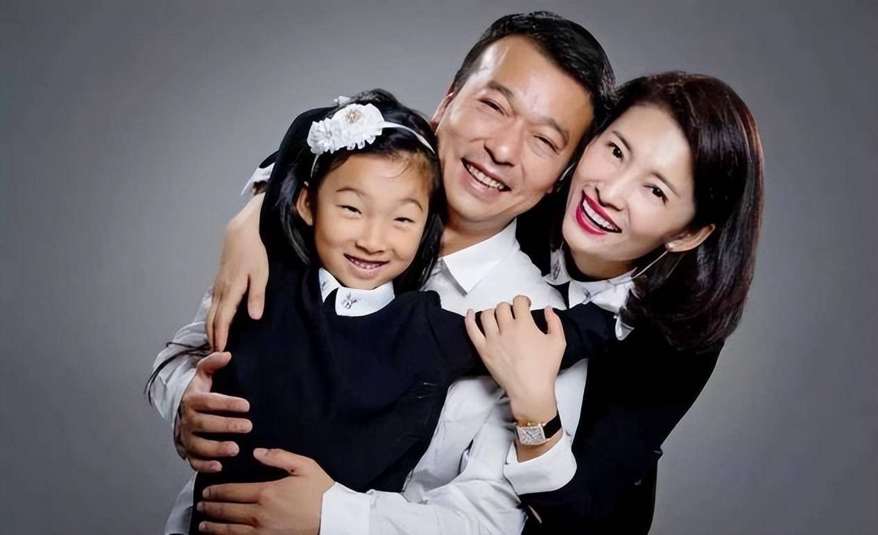 在舞台上马滢是为大家带来好节目,带来欢声笑语的知名主持人,在台下她