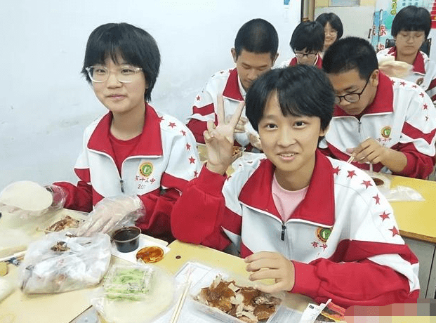 老师如约自费请全班吃酱骨,结果却惨遭校长约谈,老师直呼太难了_酱