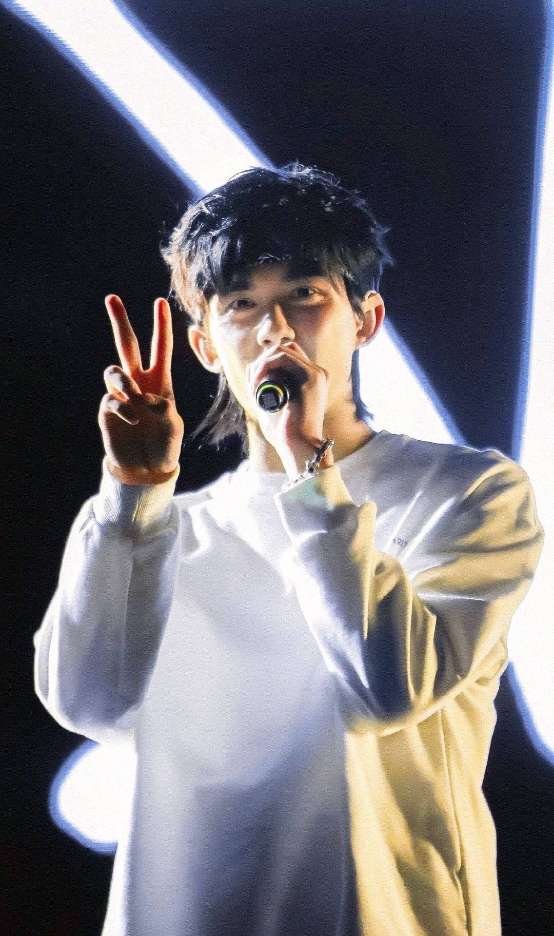 吴磊台上酷酷的打碟,张子枫台下打call,两人真的太好嗑了_视频_妹妹