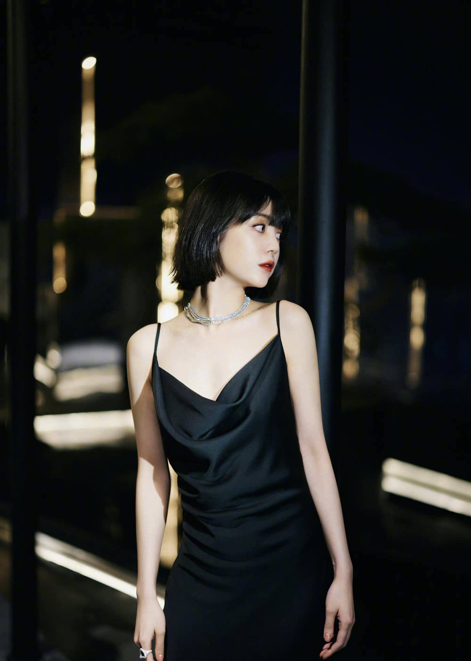 李溪芮松垮衣服也能穿出潮范儿面包服配条纹裤短t秀美腹