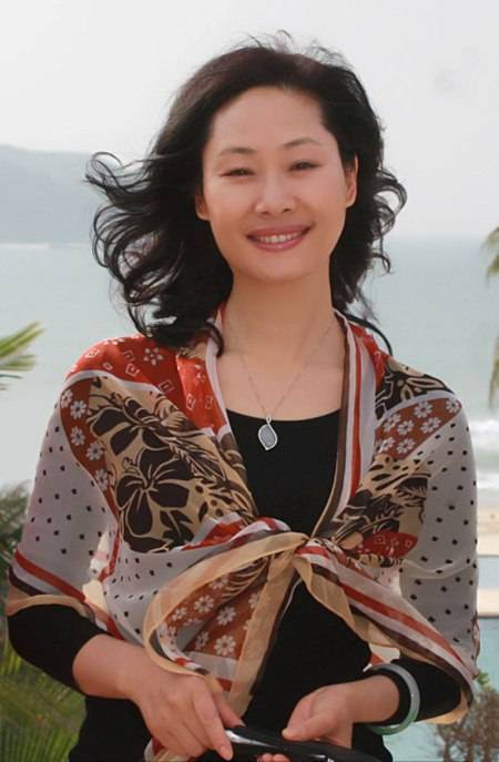 56岁于文华和84岁婆婆吃早餐,皮肤紧致如少女,二婚网恋嫁音乐家_经营