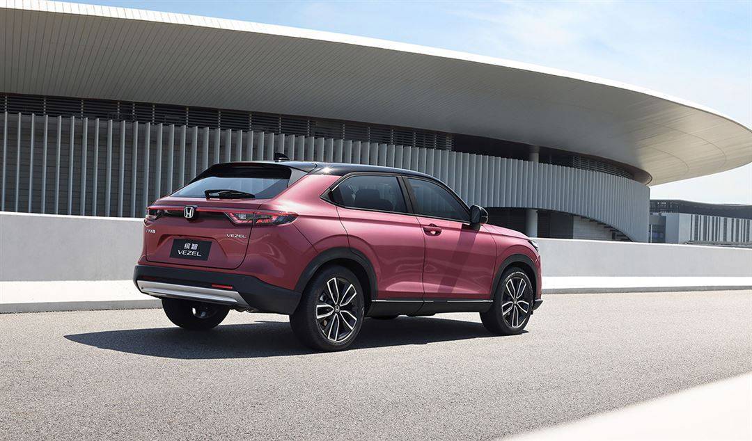 相比老款车型,新缤智的长,宽有所增加,高度却进行了降低,在轴距不变的