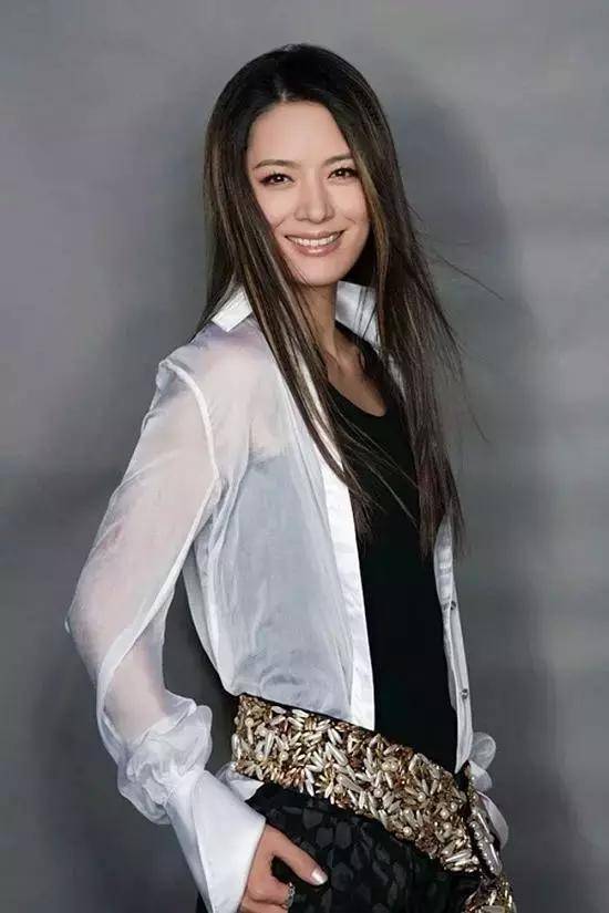 中国第一名模马艳丽罕现身,气场不输刘雯,与名导分手后身价上亿_郎昆