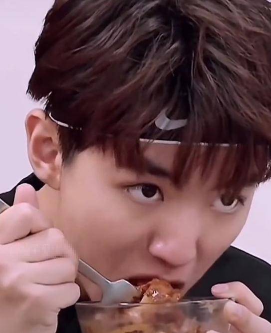 王俊凯吃饭一点形象都不顾,狼吞虎咽满嘴流油,你的偶像包袱呢?