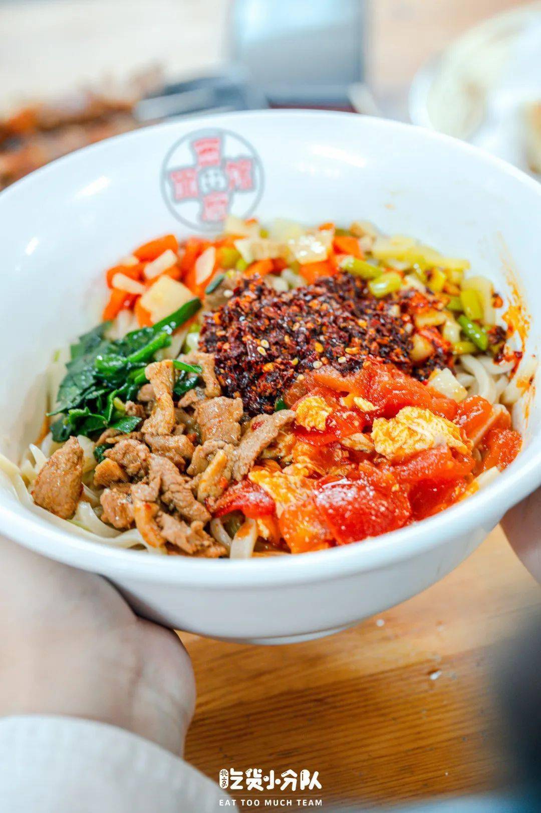 独一份「削筋面」/面馆招牌的四个大字由书法家张惠文题写.