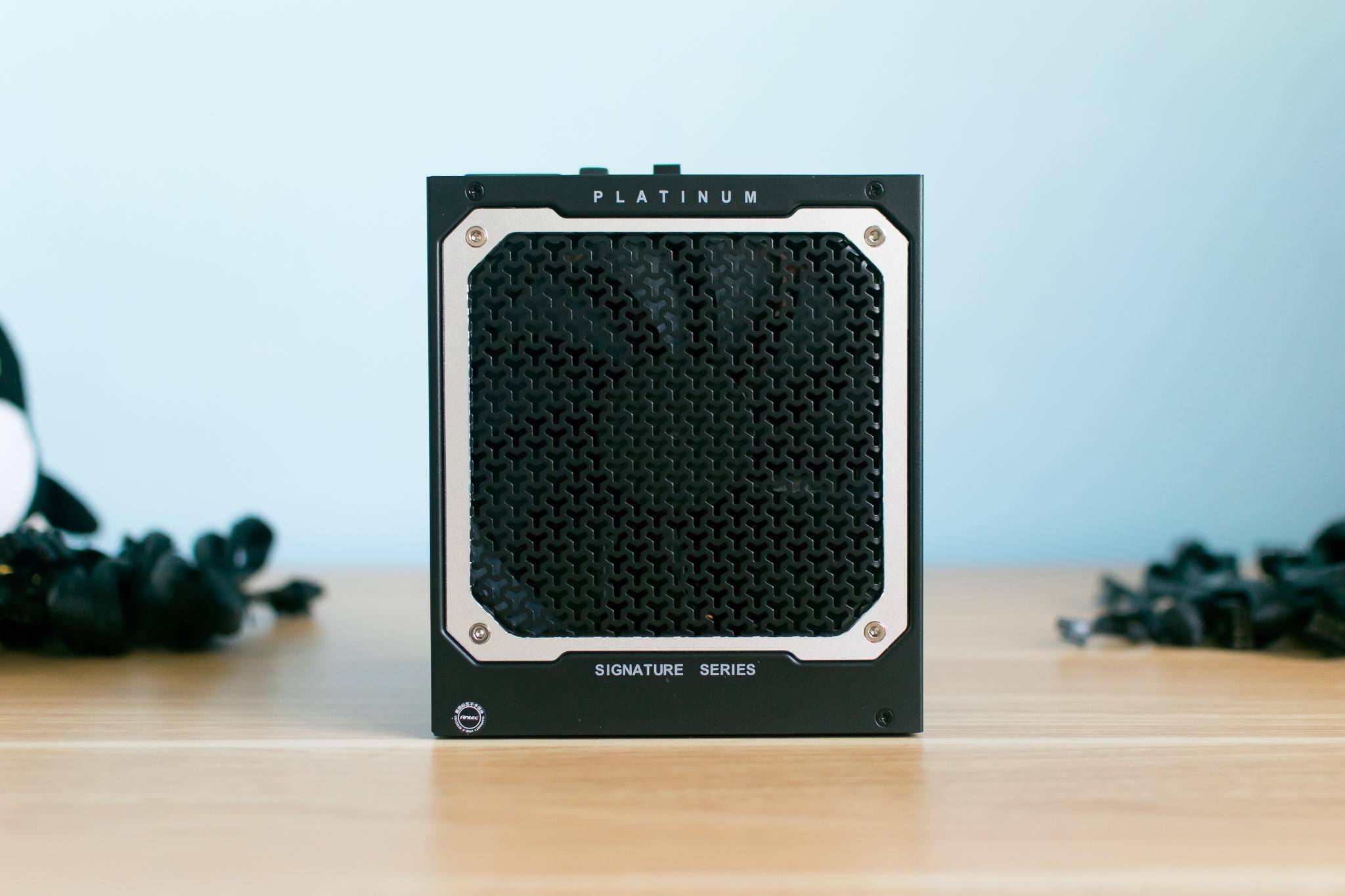 上面是英文platinum,意思是钛,白金.