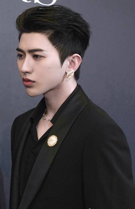 蔡徐坤"大背头"参加晚宴,满屏都是大佬气息,女粉:血槽已空_气质_造型