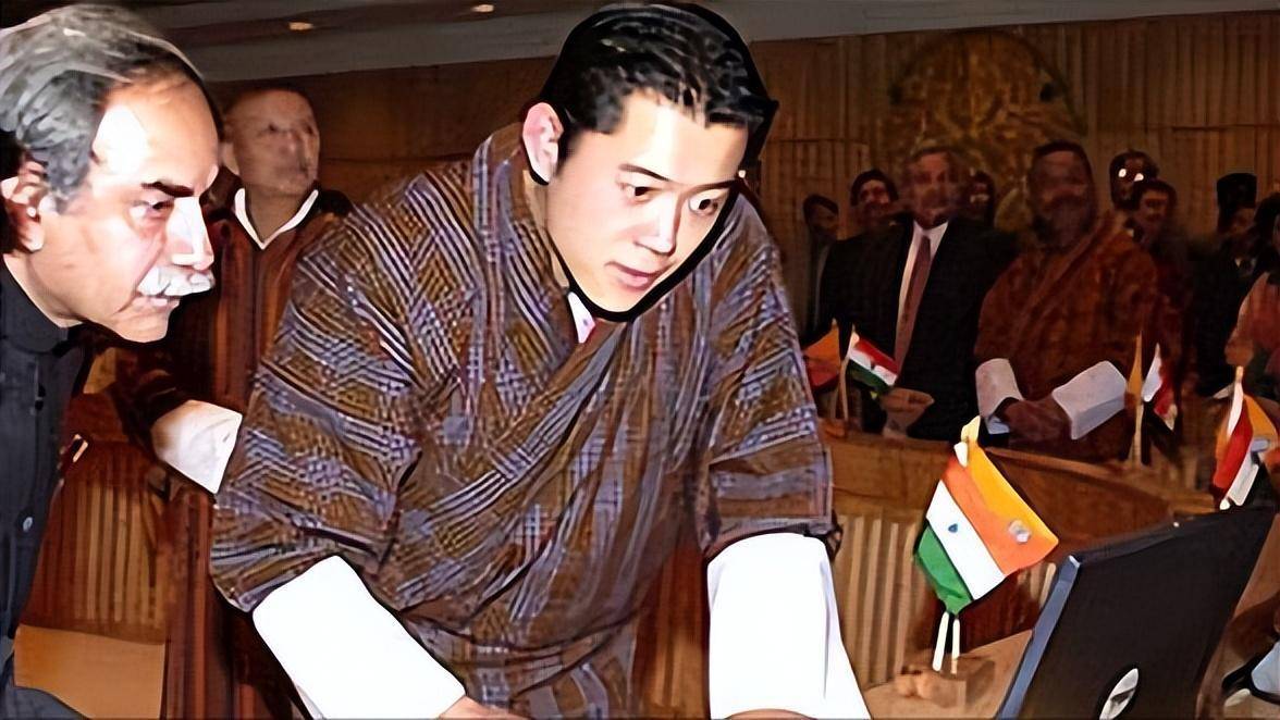 不丹国王:17岁继位,娶同胞4姐妹生10个孩子,51岁时主动退位_辛格_的