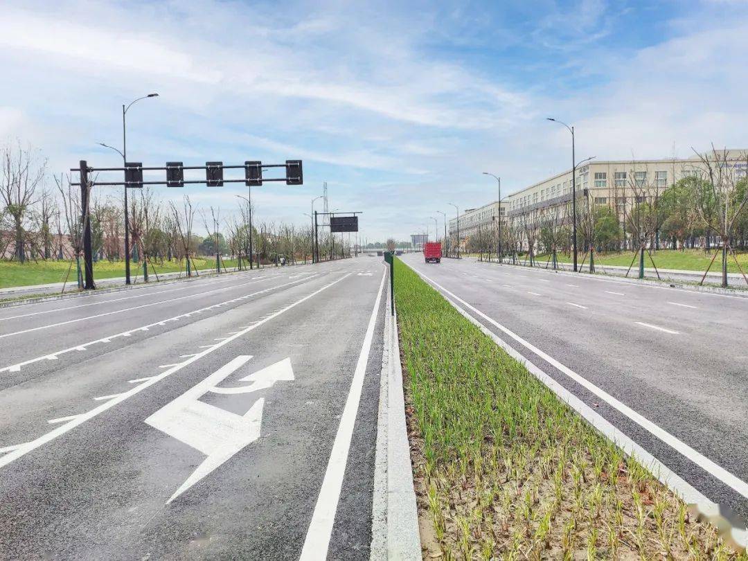 米,设置双向6车道,设计时速50公里/小时,杭州绕城高速公路处为下穿段