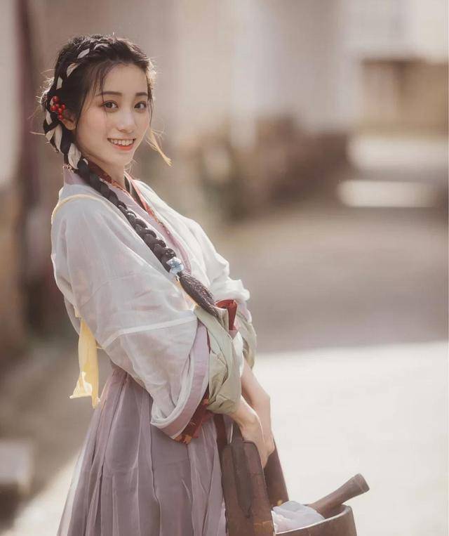 在汉服愈加全民化的时代,这么一款更加贴合日常实际的汉服理所当然地