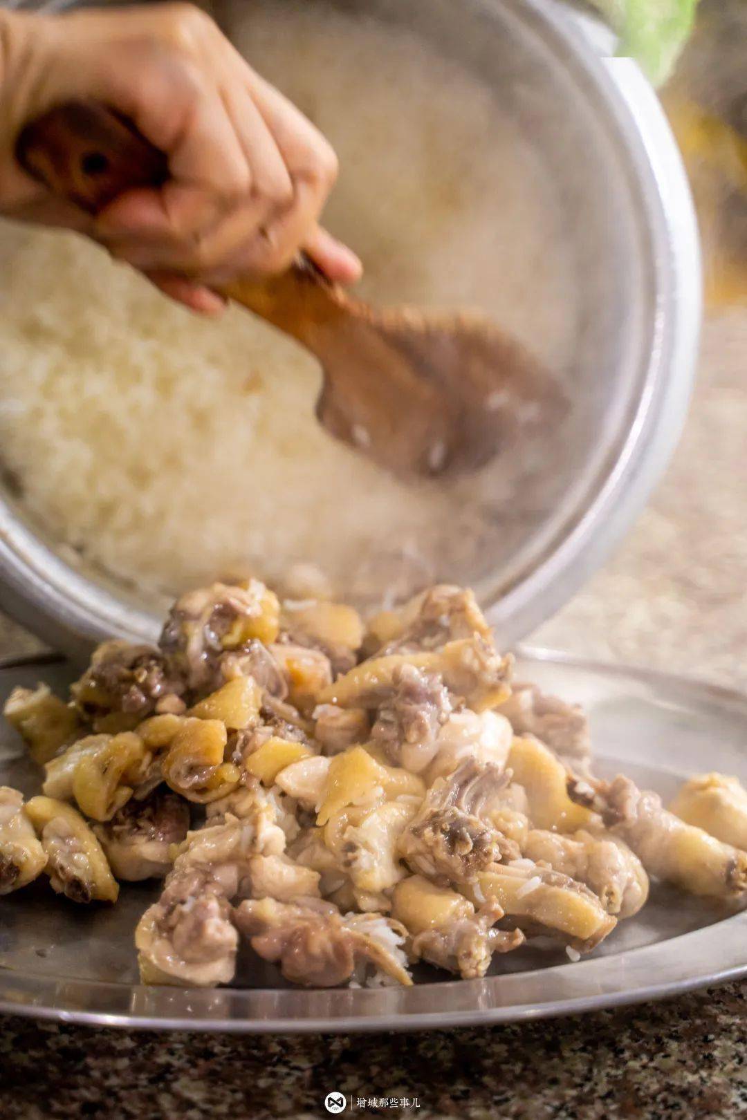 一碗正宗的朱村鸡饭,米饭颗粒饱满,软糯适中,鸡饭香醇可口,沁人心扉.