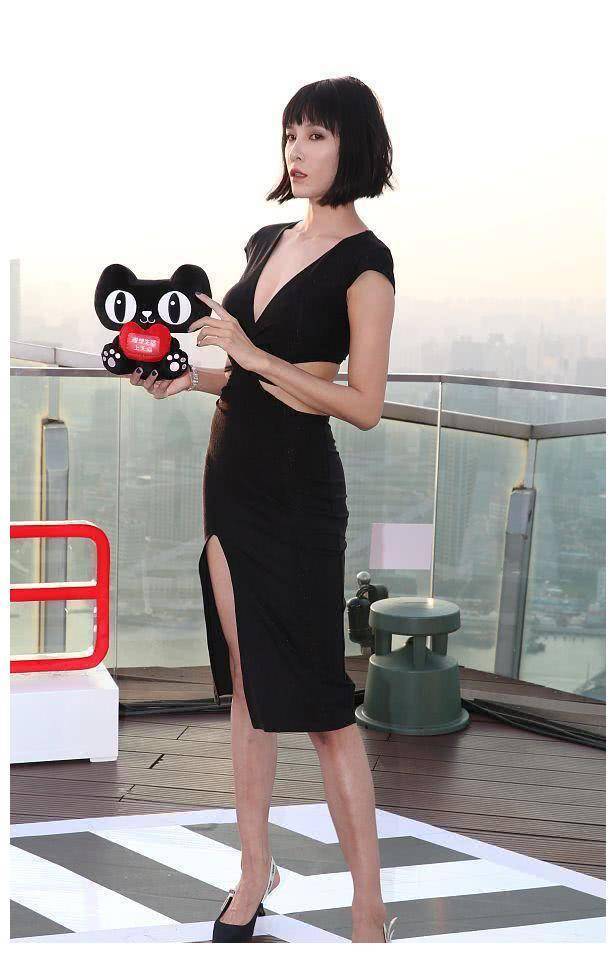 张蓝心帅出新高度,镂空连衣裙秀身材,腹肌线条"攻气"十足_设计的_魅力