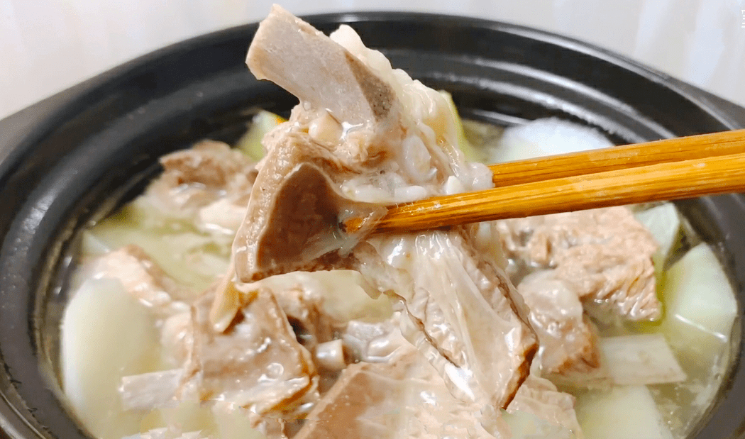 白芷是羊肉的"克星",炖肉时加一点,出锅汤汁浓白又解馋_骨头_时候