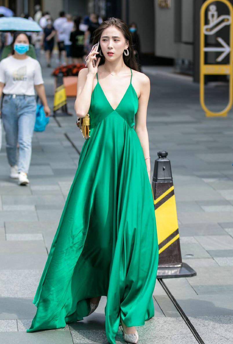 街拍:波点的红色一字肩,轻松展现出自己的香肩玉背,还有骨感美_效果