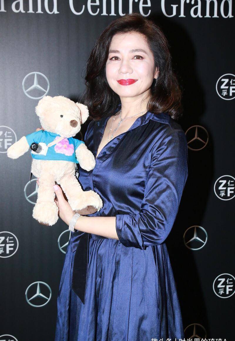 60岁钟楚红不显老,穿宝蓝色连衣裙美得雍容华贵,气质十足_时尚_显得