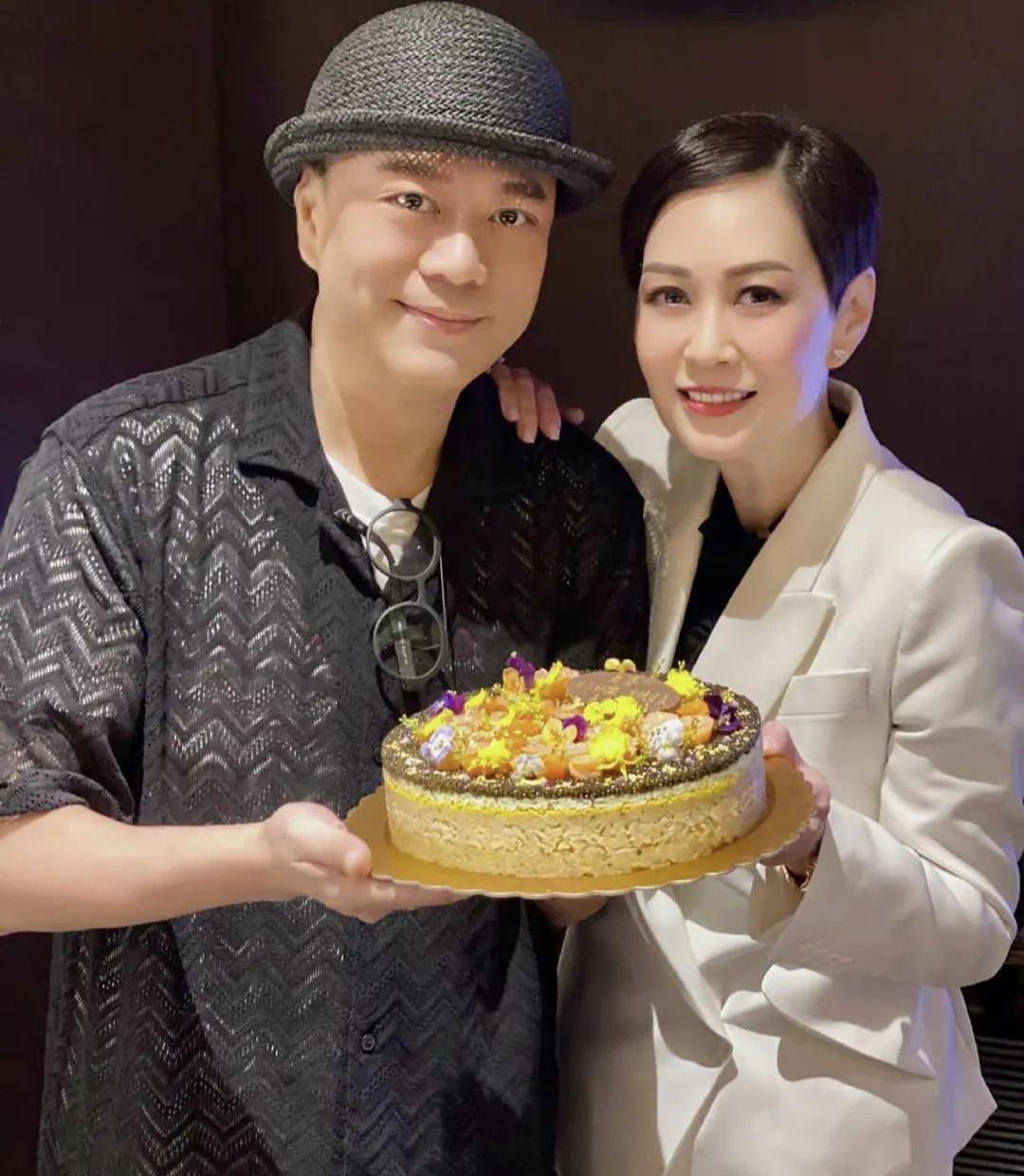 欧阳震华傅洁娴结婚26周年低调庆祝,手捧蛋糕甜蜜互动_好友_豪门_生活