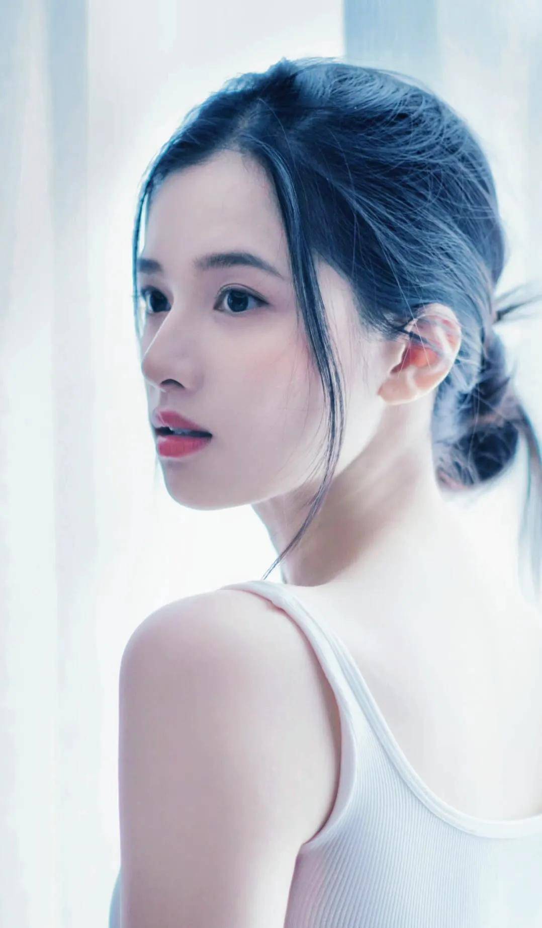 张婧仪初中和高中就读于长沙同升湖实验学校,在校期间,她多次参加学校
