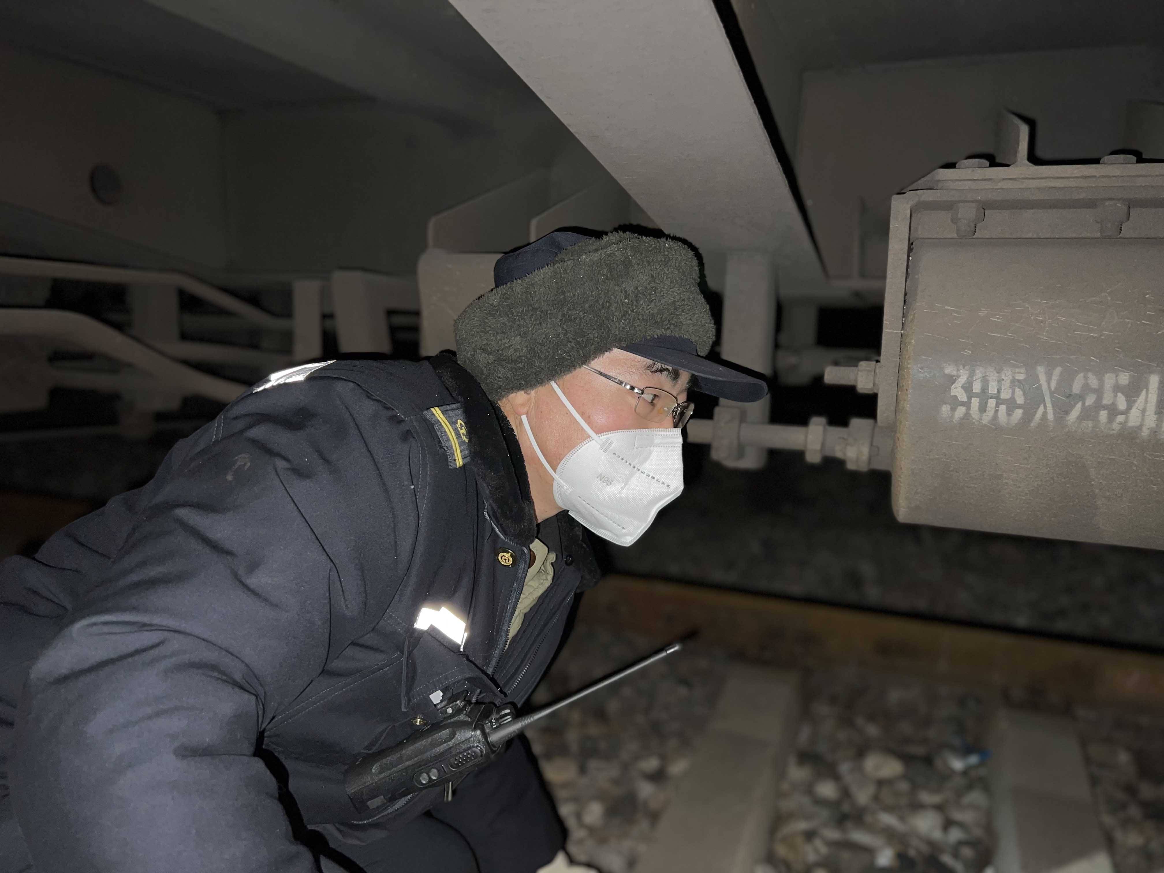 依稀可见几束微弱的灯光不停闪烁,太原局集团公司湖东车辆段湖东运用