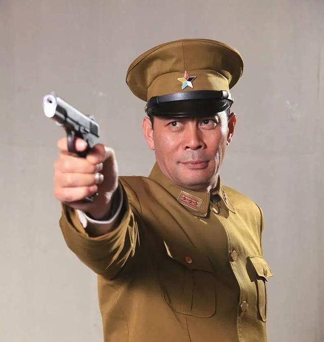 张光北老婆曝光,是"中戏5朵金花"的她,一家三口都是演员_陈炜_亮剑