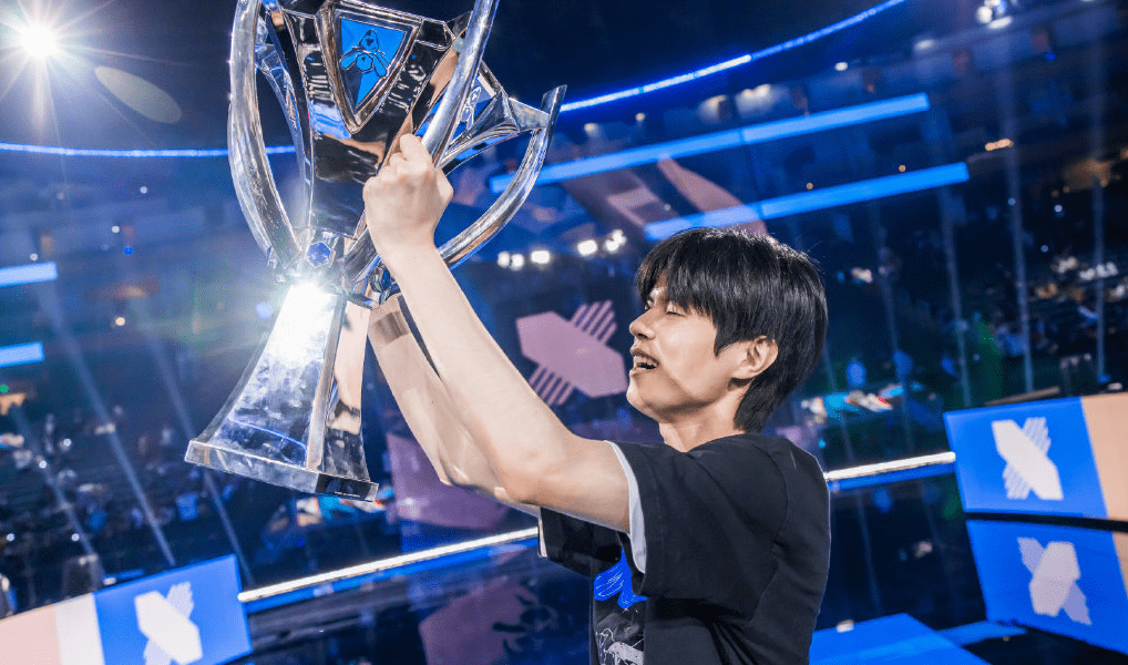 deft获封冠军adc,uzi能否复出?妻子出面回应粉丝_全球_赛场_小狗