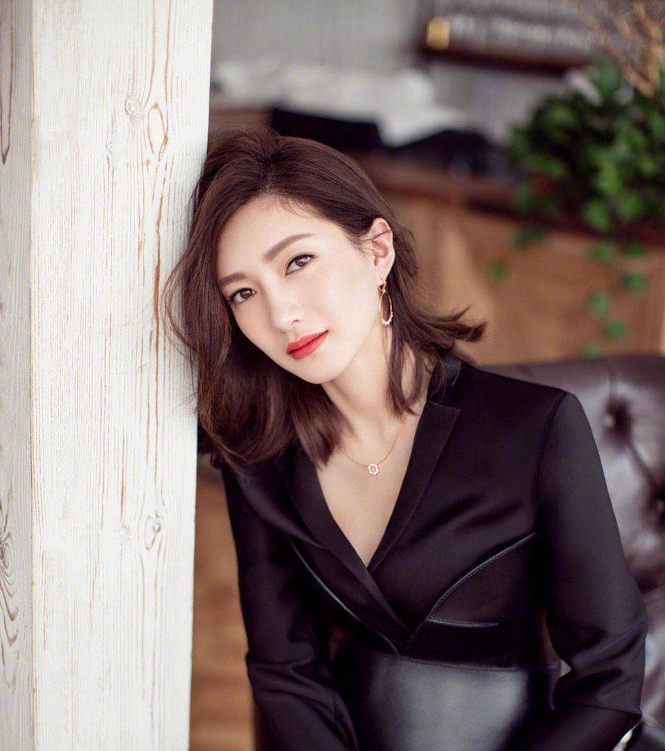 李沁把长发剪成"露额锁骨发",减龄又显脸小,也太美了吧!