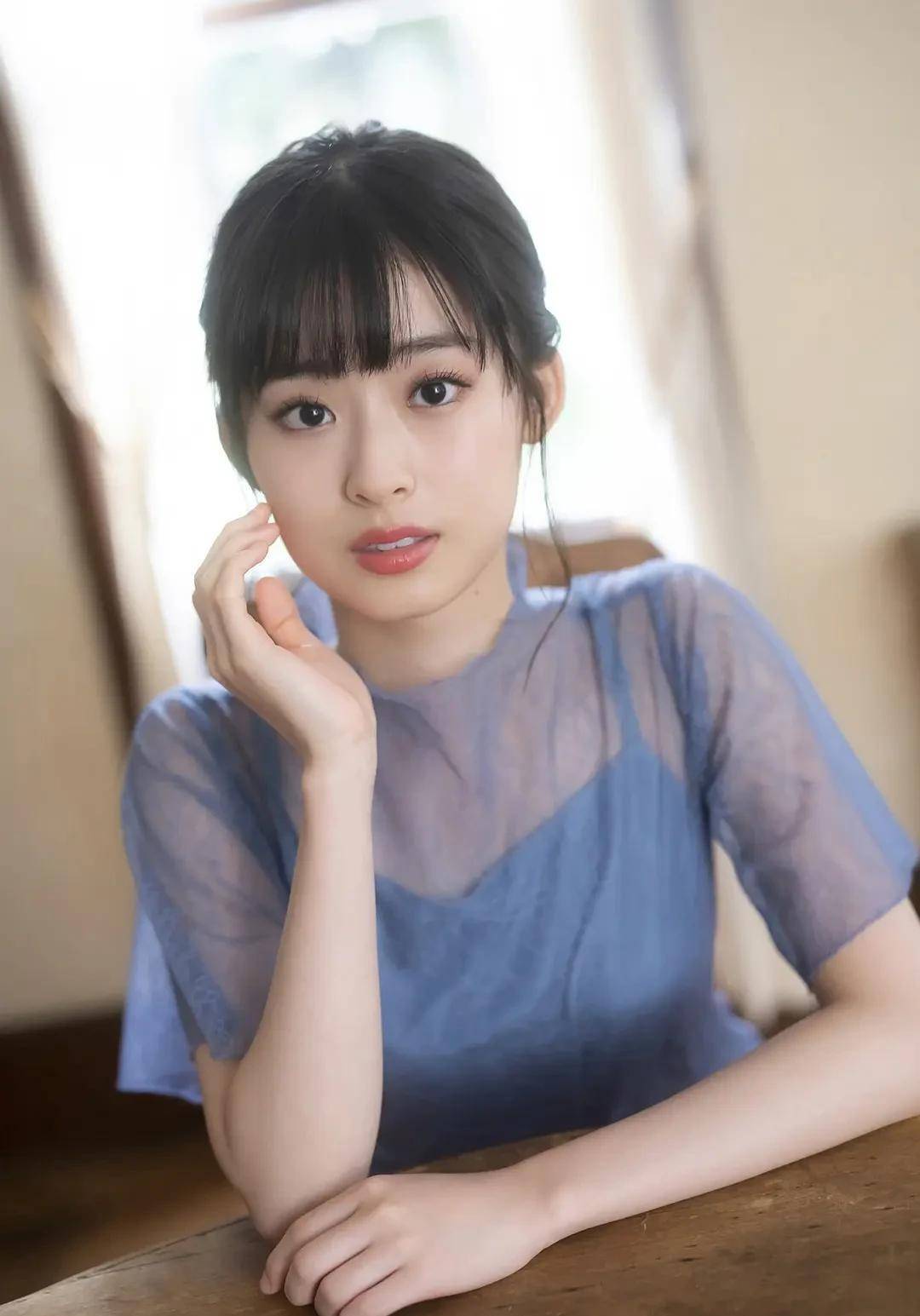 美少女井本彩花参加日历发售活动,童星光芒,现在需要卸下包袱了_问题