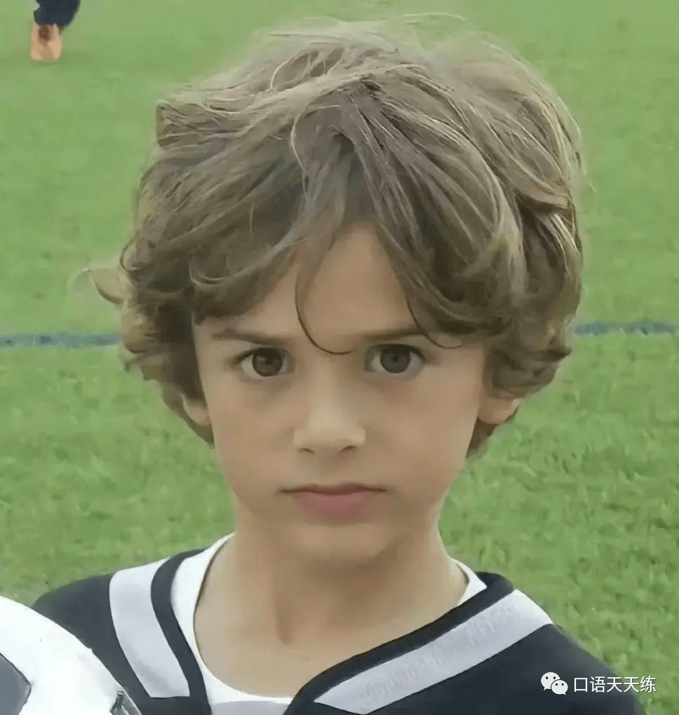 先来看一张加维小时候的照片,有一点点小兔牙,真·萌少年啊~太可爱了