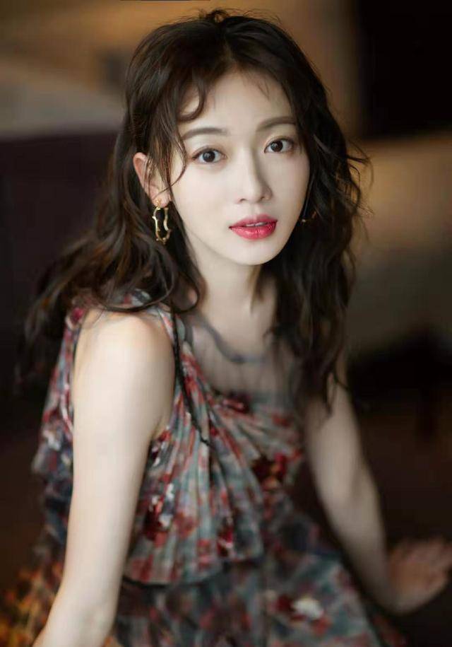吴谨言真美,美得像洋娃娃一样,特别精致,她今年30岁还是单身_于正_延