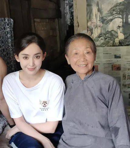 杜红军和演员古力娜扎的合影前段时间,杜红军的儿子想让她回家.