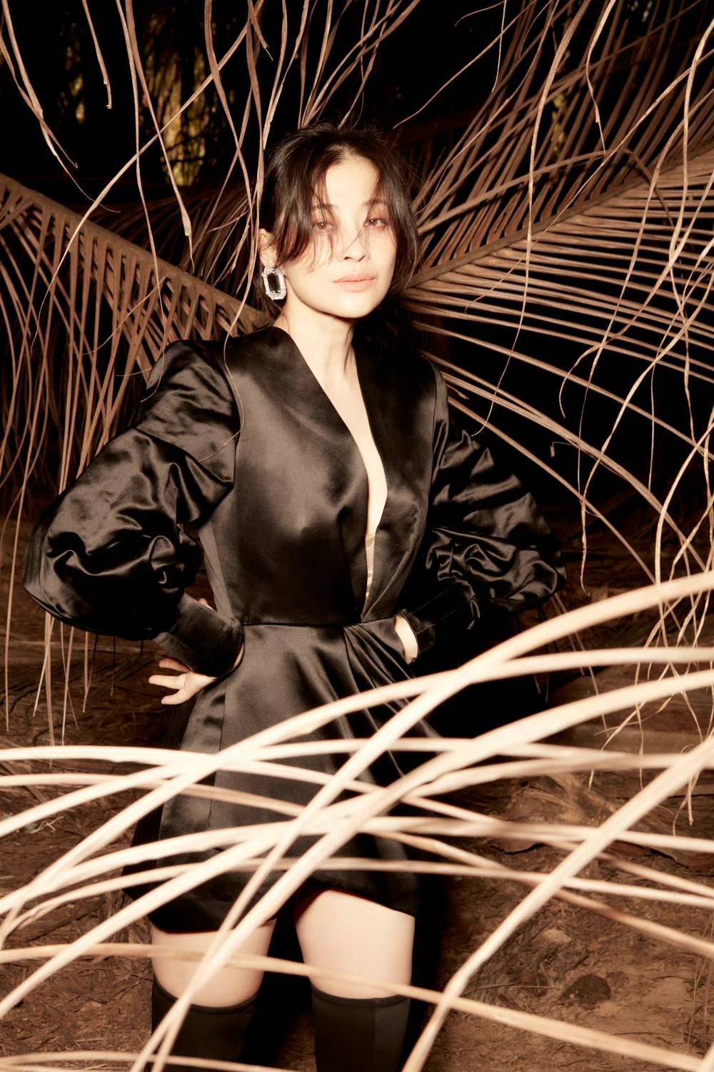 原标题:47岁梅婷真"大气",真丝衬衫裙开叉到肚脐,丰润身材更有女人味