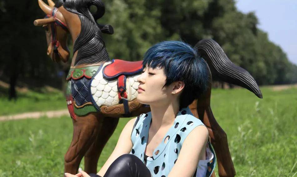 李宇春vs曾轶可:现在谁更有女人味_超级女生_中性_风格