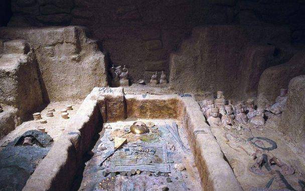 南京江宁区发现古墓,专家看到墓碑石门上的八个字非常气愤_李昪_南唐