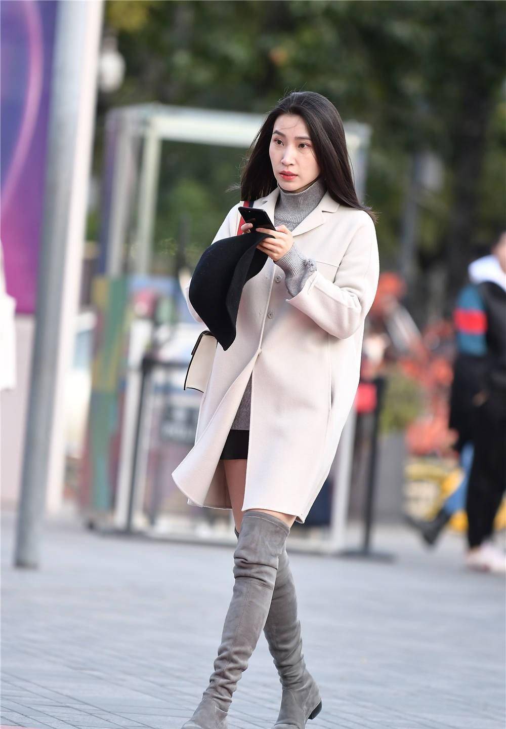 浅灰色的过膝靴,搭配出简约的效果,浅色呢子中长款大衣_美女_什么