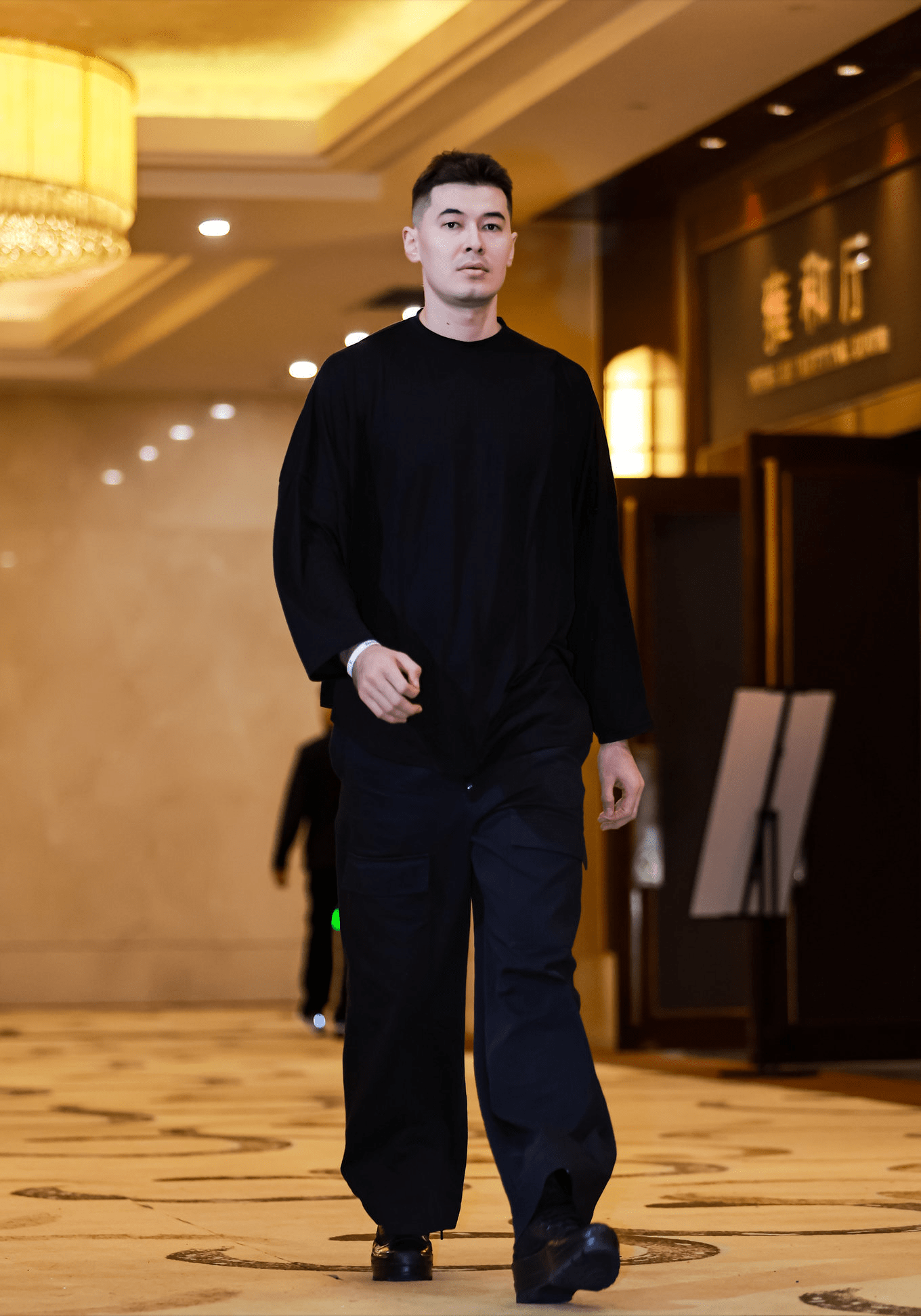 沙拉木纯黑风,郭艾伦低调 杨鸣帅气西装,吴前亮眼_新秀球员_穿着_赛事