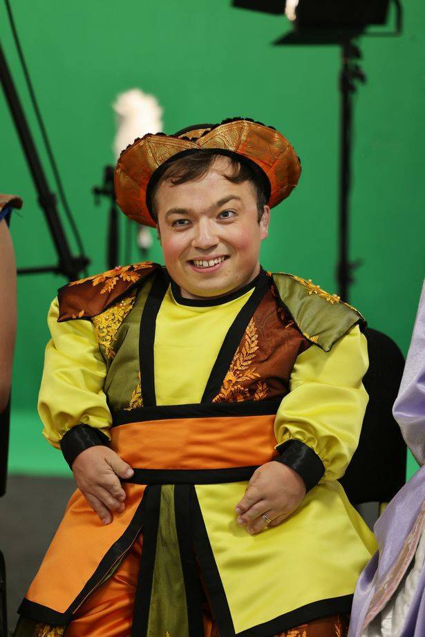 小矮人逆袭成明星,与妻子创下最萌身高差,将为三岁女儿表演_喜剧