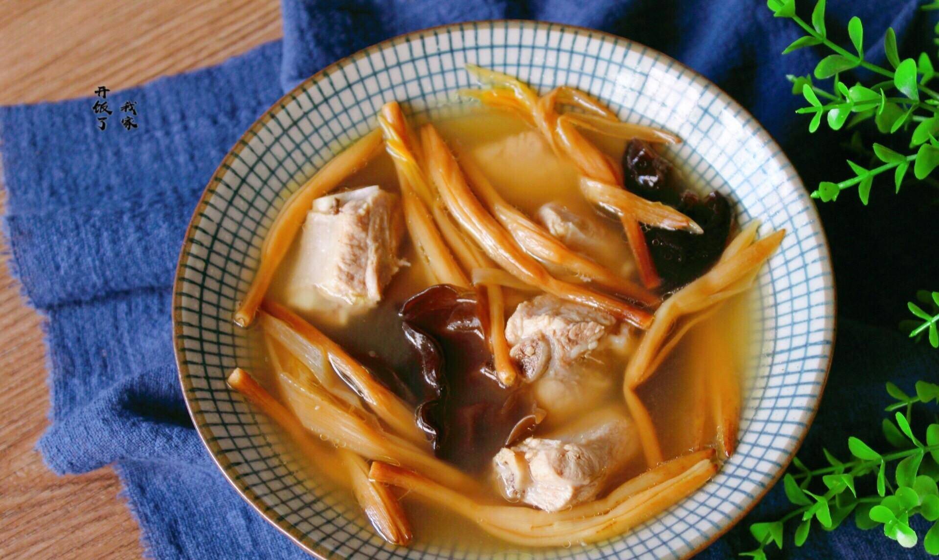 是"忘忧草",炖排骨,汤浓味美,清热助眠,不油腻_黄花菜_味道_家人