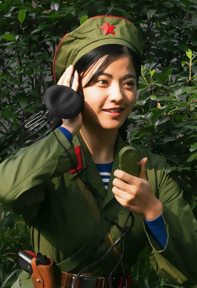 70年代中国没有进行改革开放的时候可以说比较落后,大街上的人们服饰