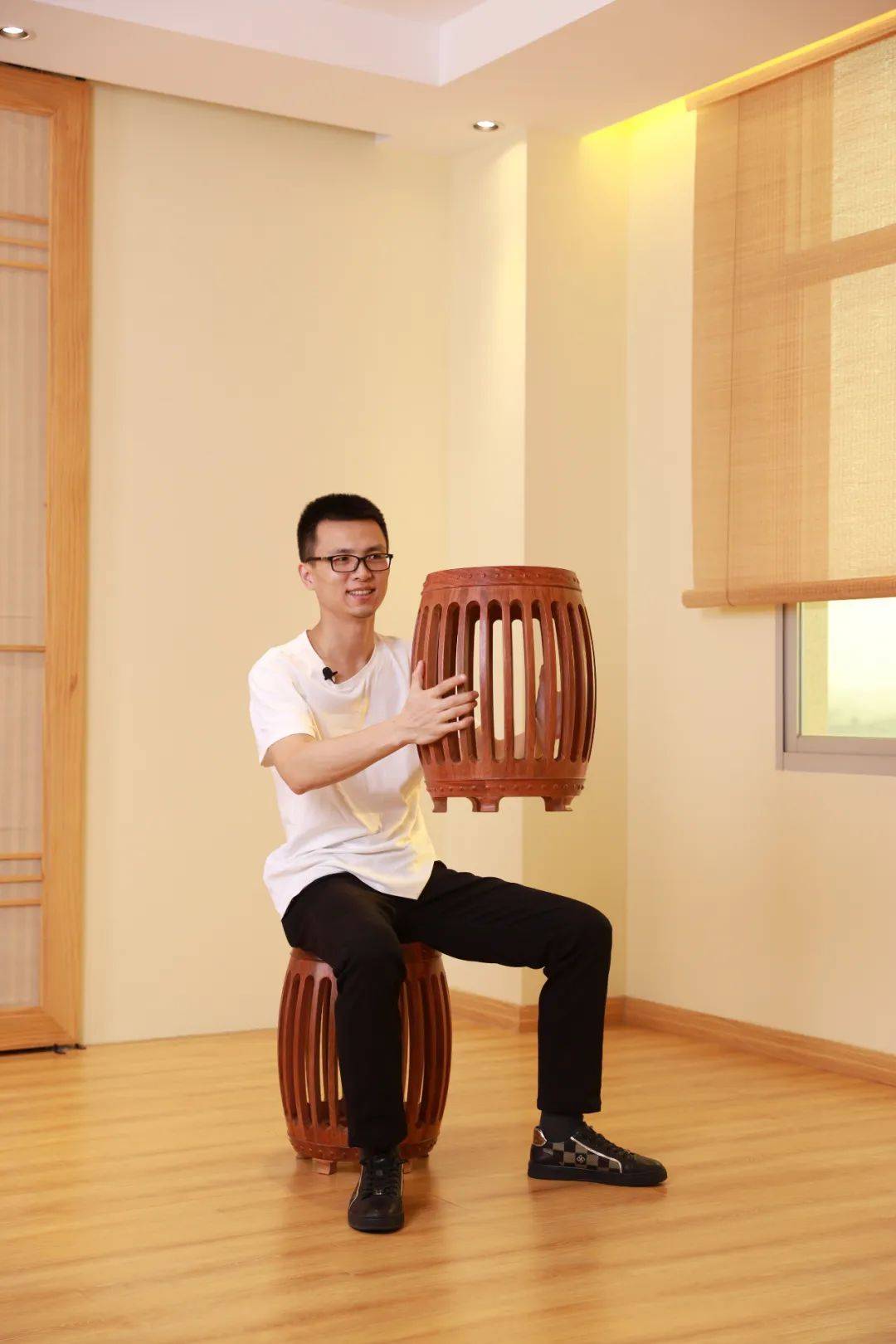 凳腹部腔体膨出由24根长条上下各以短条相间而成木条和短材断面皆