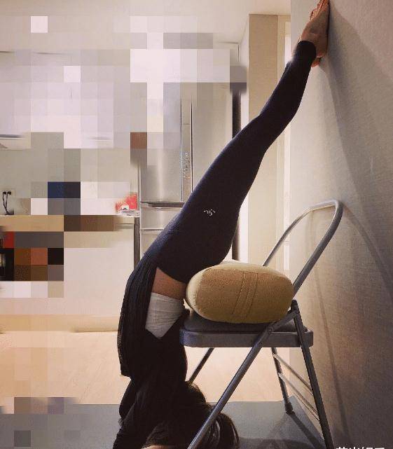 贾静雯晒健身照,高难度瑜伽动作素颜出镜,看起来不像45岁_身体_照片