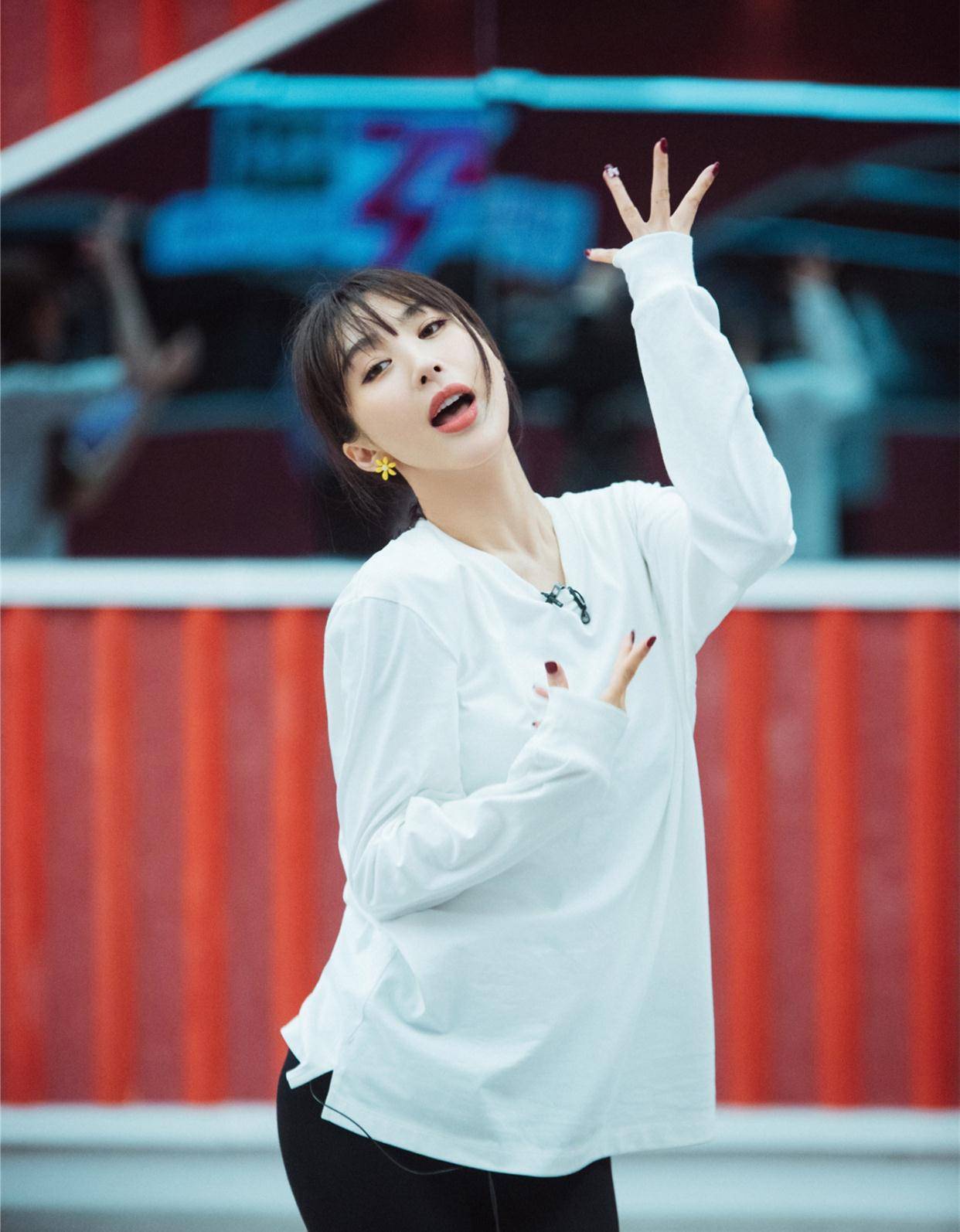 李菲儿承认假唱,扯下了综艺节目的遮羞布?_萨顶顶_姐姐_观众们